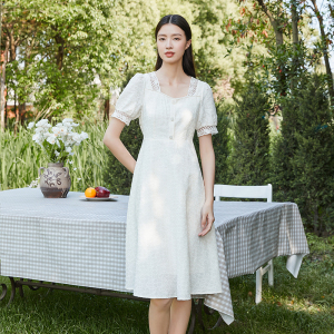 Lucidy/鲁思蒂短袖连衣裙2026新款女夏季气质显瘦泡泡袖方领裙子