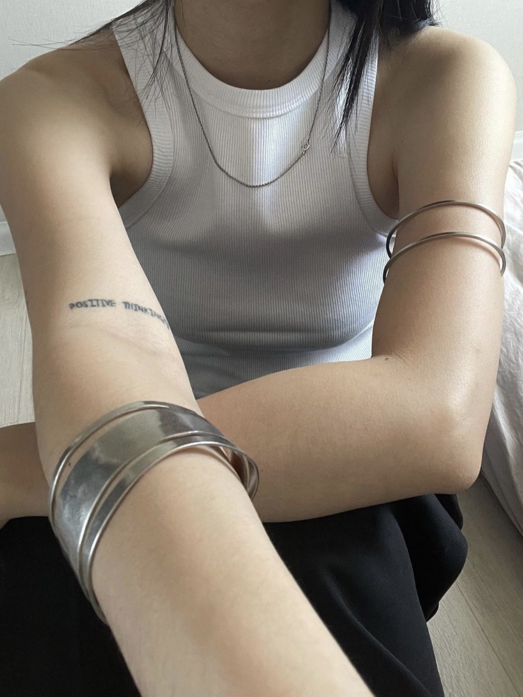 小众光面气质ins手镯新款叠戴搭配高级感手环百搭女臂环金属臂钏