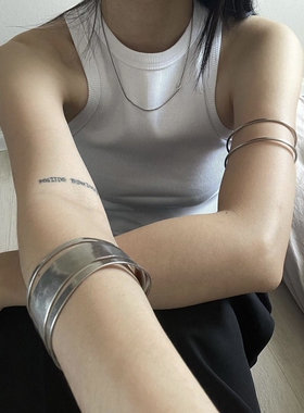 小众光面气质ins手镯新款叠戴搭配高级感手环百搭女臂环金属臂钏