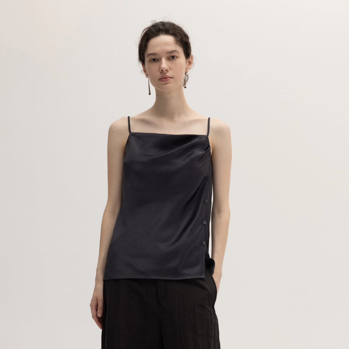 高级感荡领醋酸缎面吊带上衣