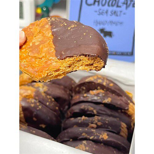 海盐生巧酥片巧克力饼干浙江产巧克力脆片海盐开心果巧克力饼干