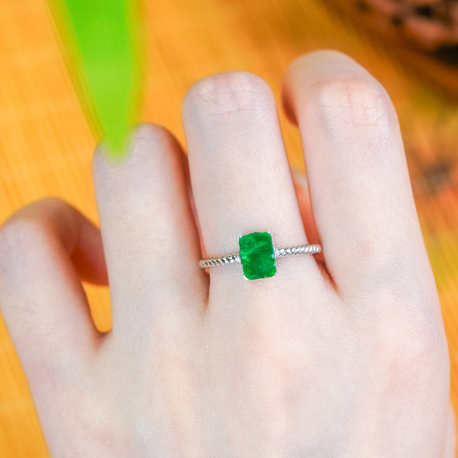 翡翠戒指天然翡翠A货银镶嵌轻奢简约风古法工艺辣绿无事牌戒指