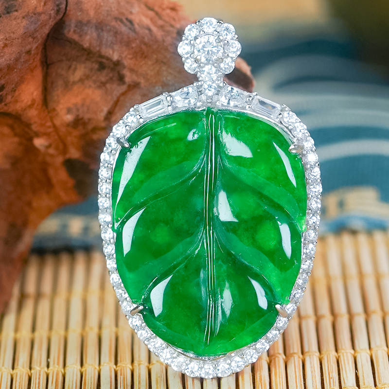 天然带绿翡翠吊坠满绿叶子项链