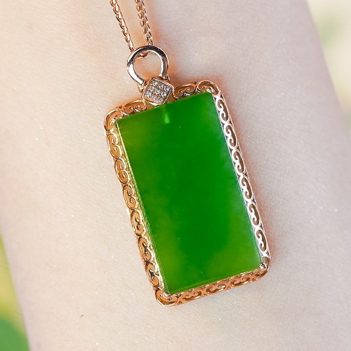 K金镶嵌天然和田玉方形无事牌玉坠时尚简约镂空碧玉祥云设计吊坠