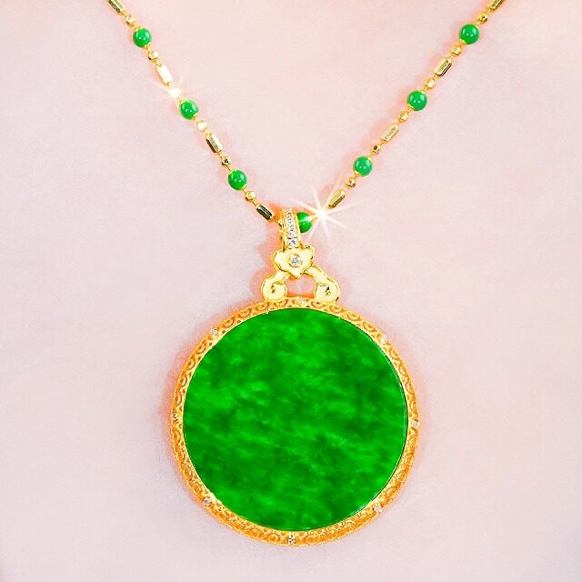 18k金镶玉天然A货翡翠吊坠时尚镂空祥云扣头设计满绿圆牌吊坠