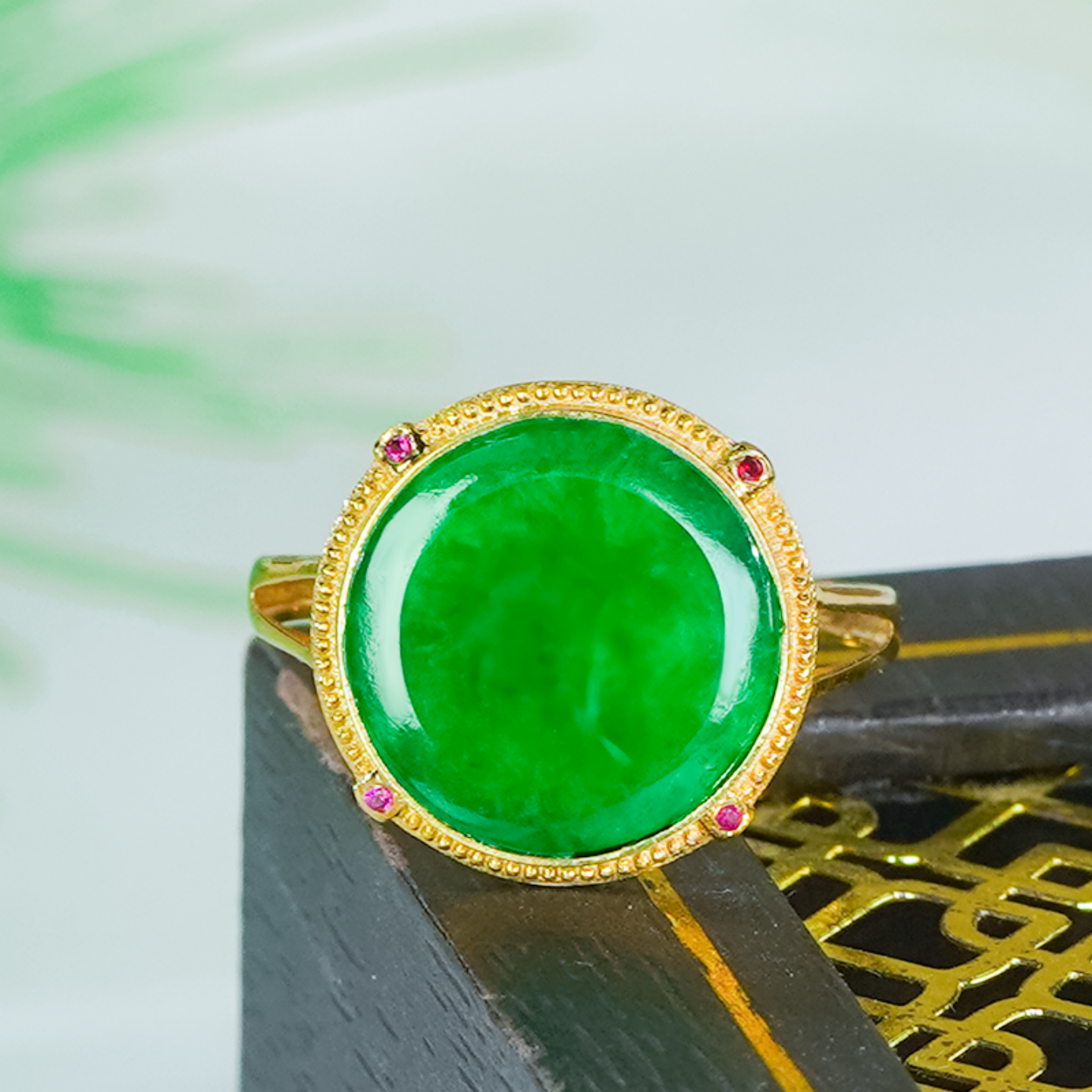 18K金镶嵌天然翡翠戒指A货满绿龙石翡翠绿圆牌戒指镂空简约款