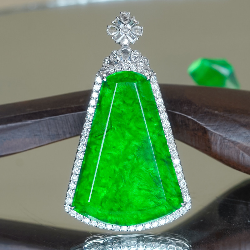 18K金镶玉大气时尚高级感天然辣绿翡翠A货龙石种扇形无事牌吊坠