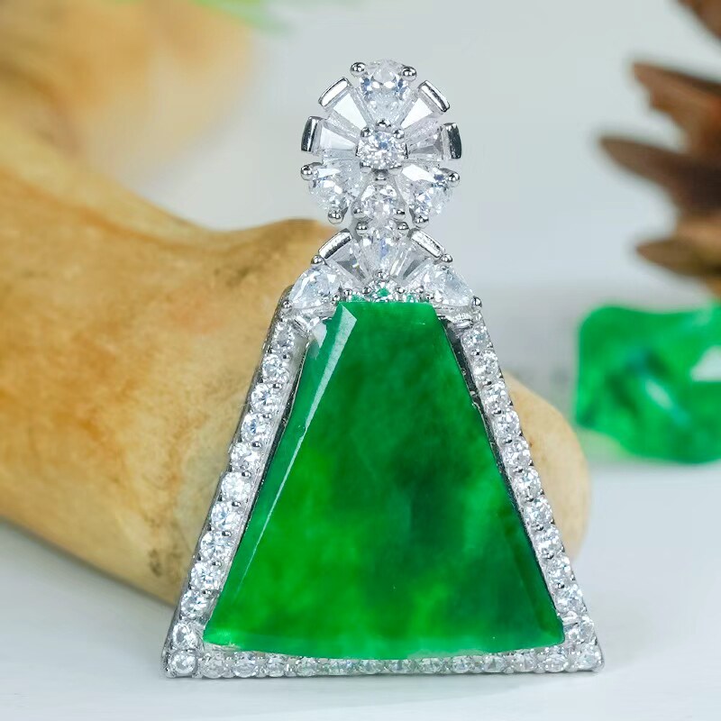 天然翡翠无事牌吊坠银镶嵌时尚豪镶辣阳绿梯形翡翠项链