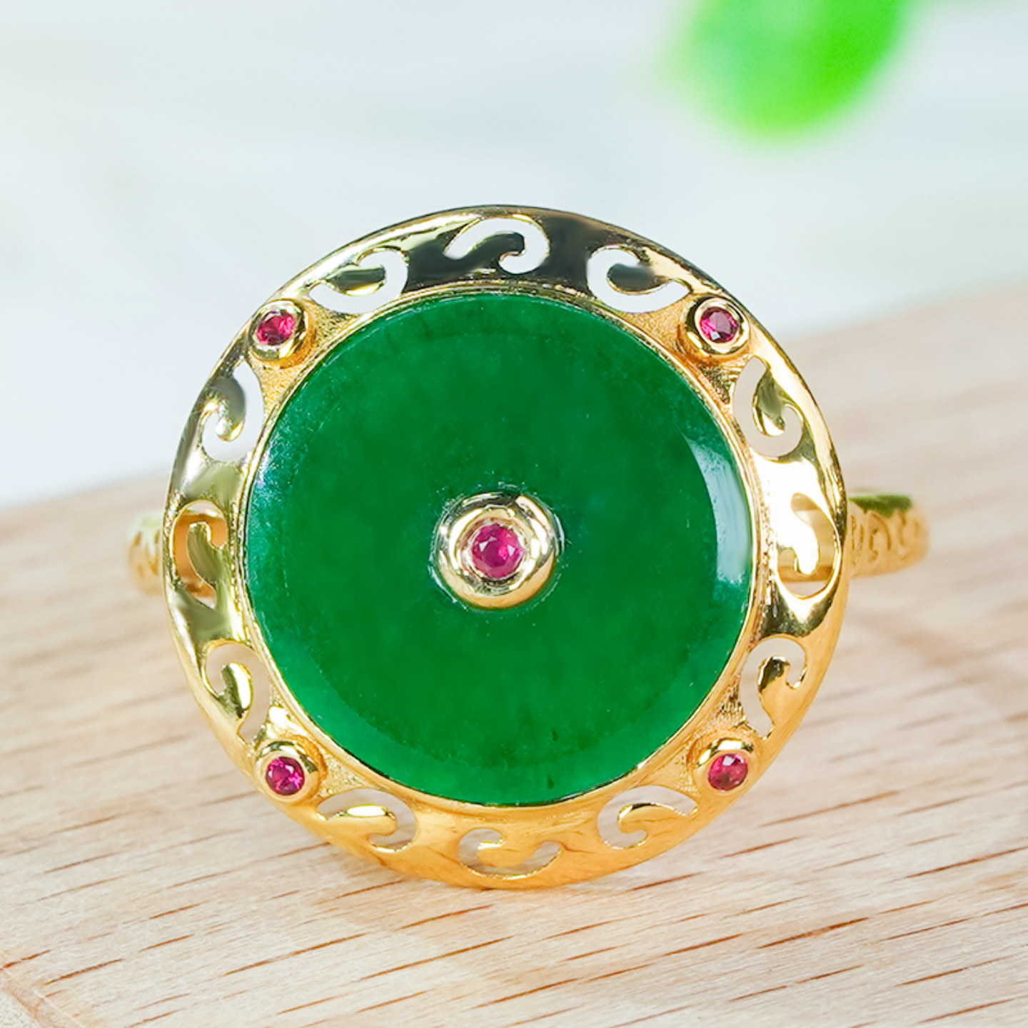 18k金镶嵌天然翡翠戒指A货精致镂空祥云设计满绿龙石平安扣圆牌