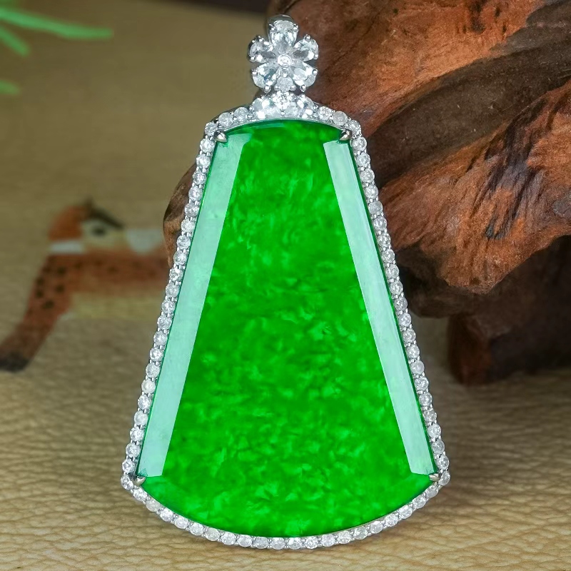 18K金镶玉满辣绿天然翡翠A货豪镶龙石种无事牌吊坠