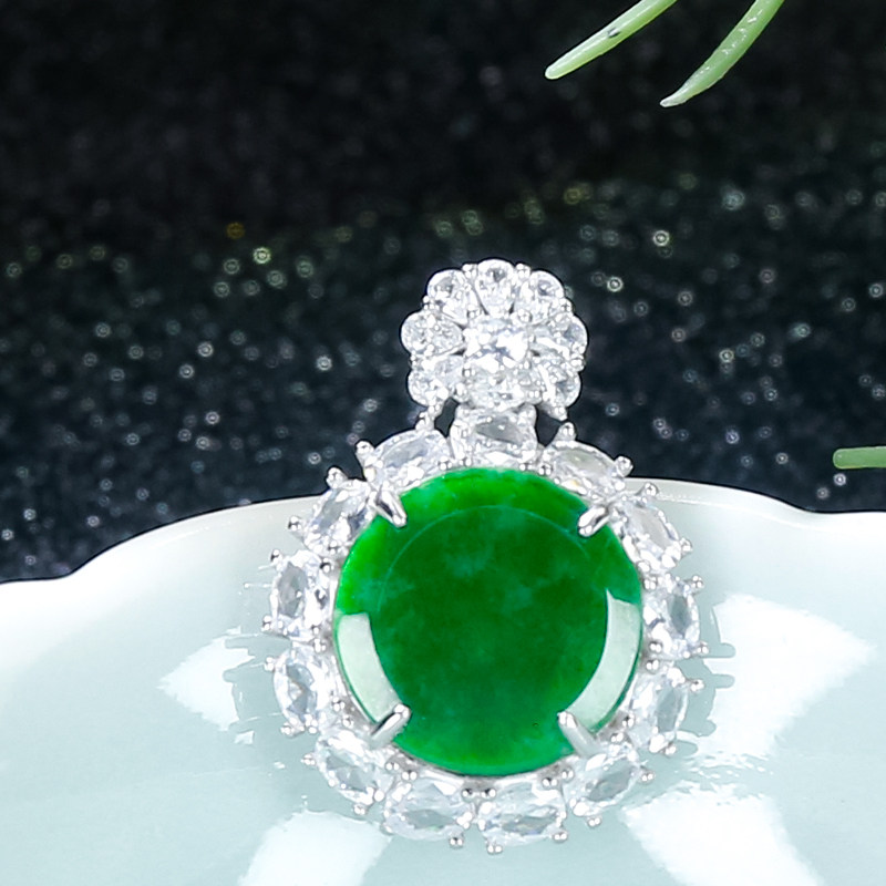 天然翡翠A货精致时尚花瓣扣头辣绿翡翠龙石种银白色圆牌吊坠项链