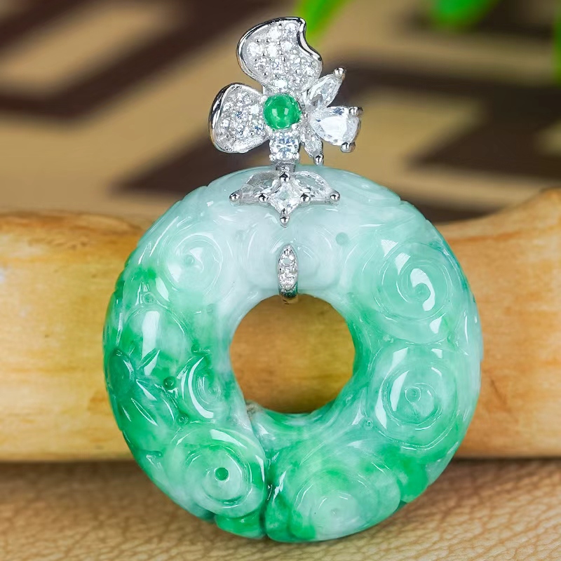 天然翡翠项链A货银镶嵌精致时尚雕花设计飘花翡翠平安扣吊坠