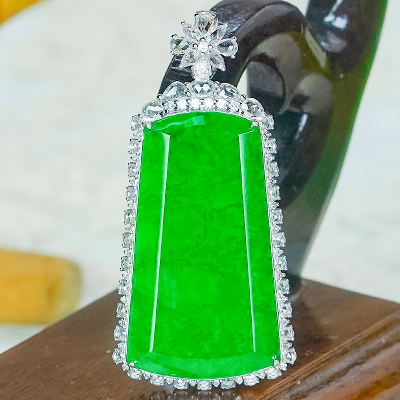 18K金镶玉吊坠天然无事牌翡翠