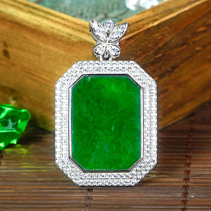 天然翡翠A货时尚蝴蝶扣头豪镶辣绿翡翠银白色八角无事牌吊坠s88