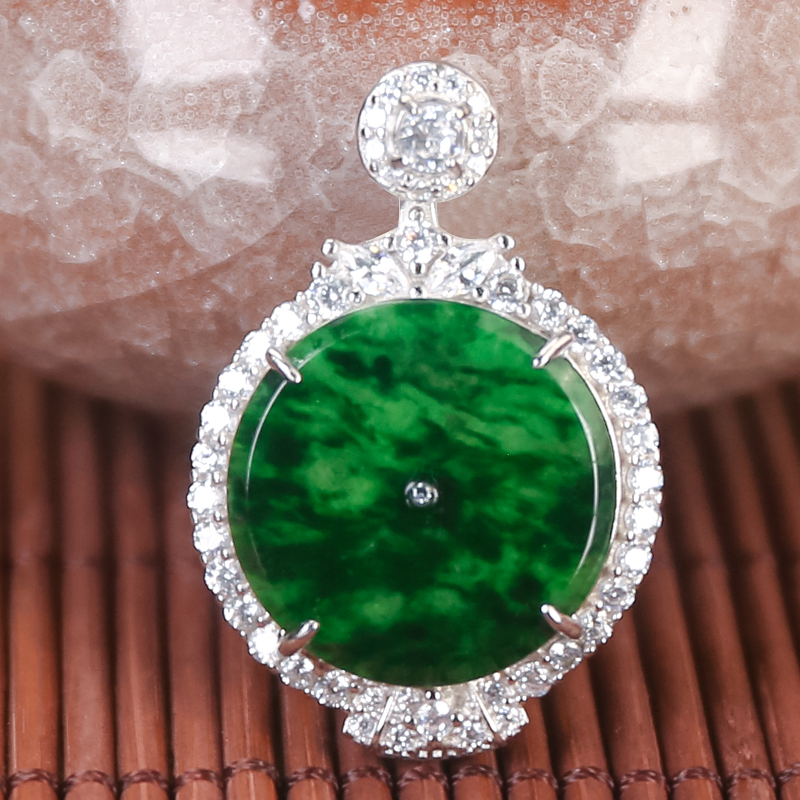 新款吊坠天然翡翠A货精致满飘绿圆牌吊坠翡翠吊坠节日送礼