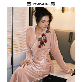 密扇2026年春季新款「大吉大荔 」新中式非遗手绣斜襟V领丝绒上衣