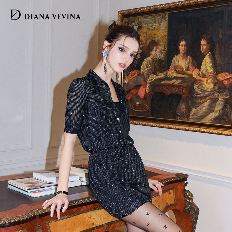 DIANA VEVINA烫钻银丝POLO领短袖针织收腰修身连衣裙女秋季新款