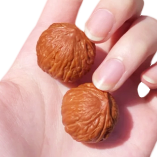 文玩核桃小手捻秋子迷你野生精品女生手盘把玩三棱包浆变色山核桃