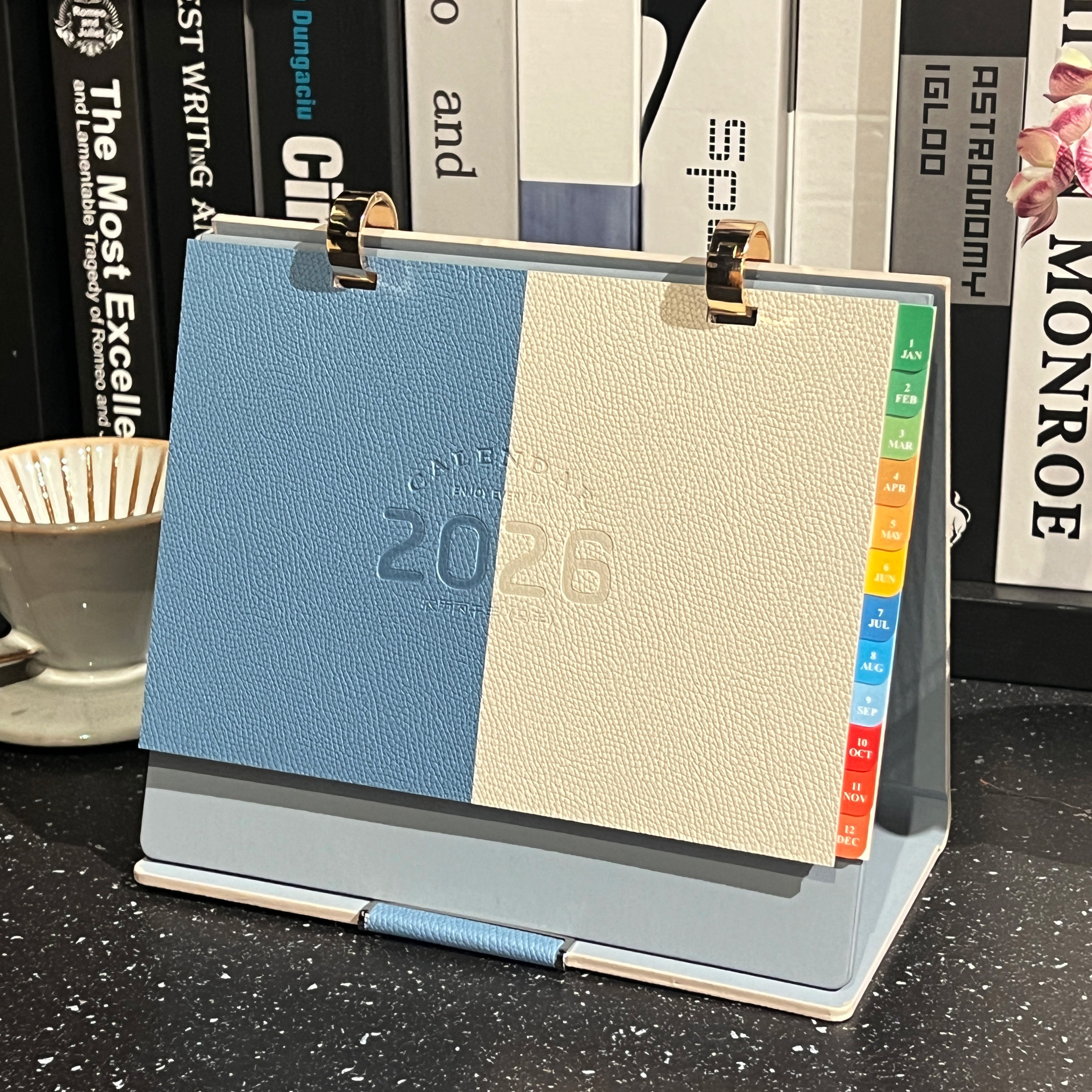 2026年台历高档折叠双拼月历 新款皮纹材质桌面摆件日历企业定制,文具电教/文化用品/商务用品,台历,淘宝优惠券,粉丝福利购,淘宝优惠卷