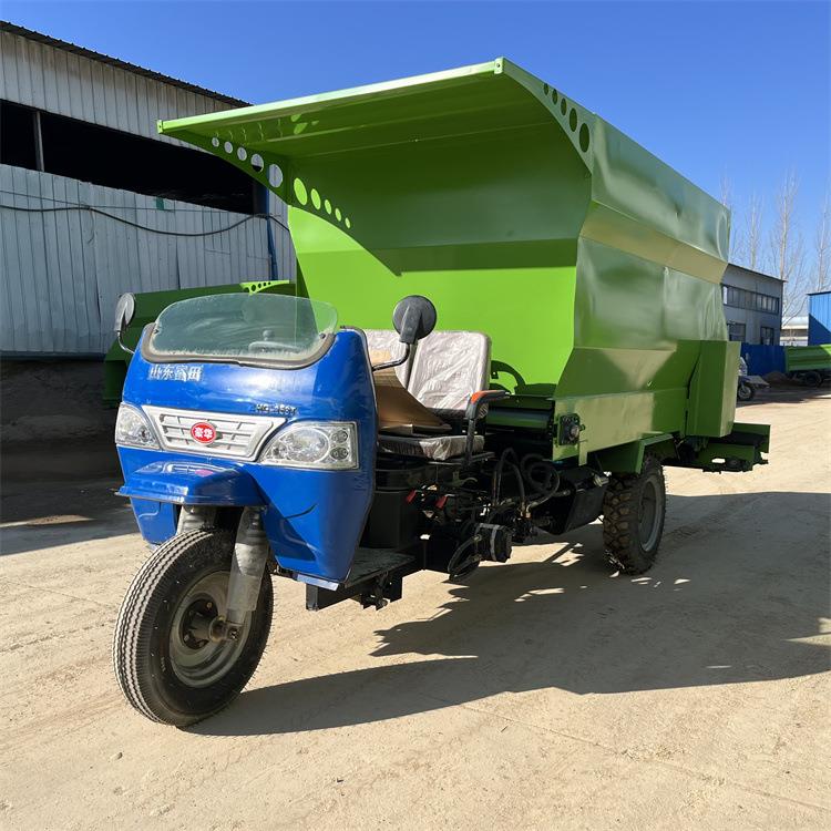 养殖场柴油三轮撒料车全自动混合饲料投料机车载五方牛场喂料车