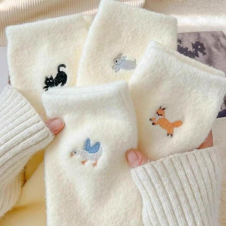 白色厚袜子女秋冬季中筒长袜加绒加厚保暖冬天睡眠袜可爱卡通月子