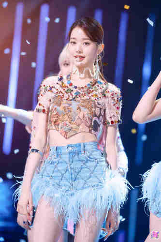 打歌服韩国IVE同款张元英女团演出打歌服水钻钉珠重工牛仔短裤 - 封面