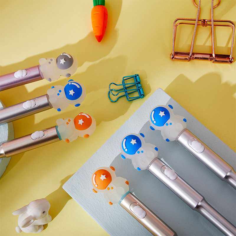 新简约宇航员造型中性笔卡通发光趣味0.5黑笔签字可换芯水性笔