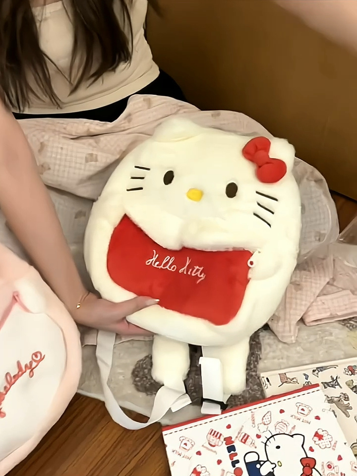 hellokitty毛绒双肩包凯蒂猫零食背包kt猫外出便携公仔儿童书包