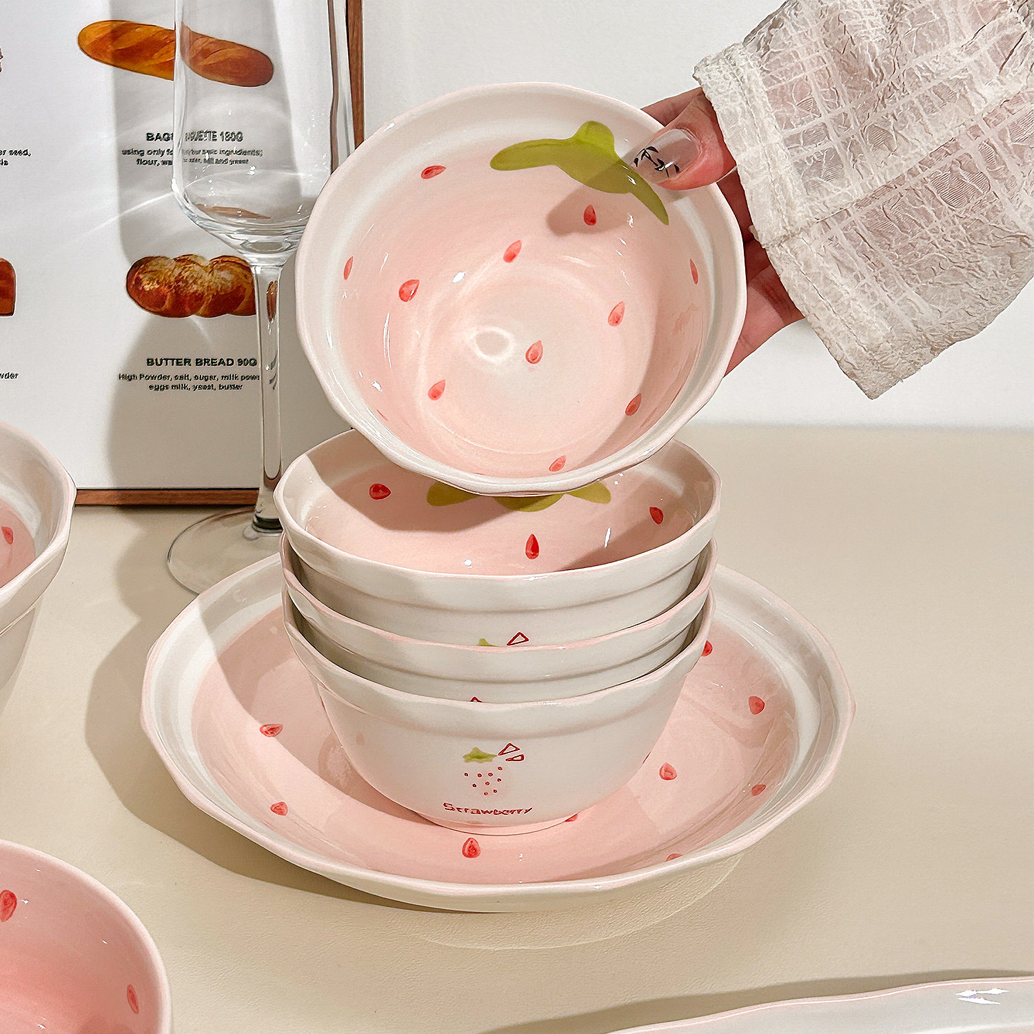 可爱草莓陶瓷米饭小碗家用2025新款面汤碗釉下彩餐具好看的盘子碟