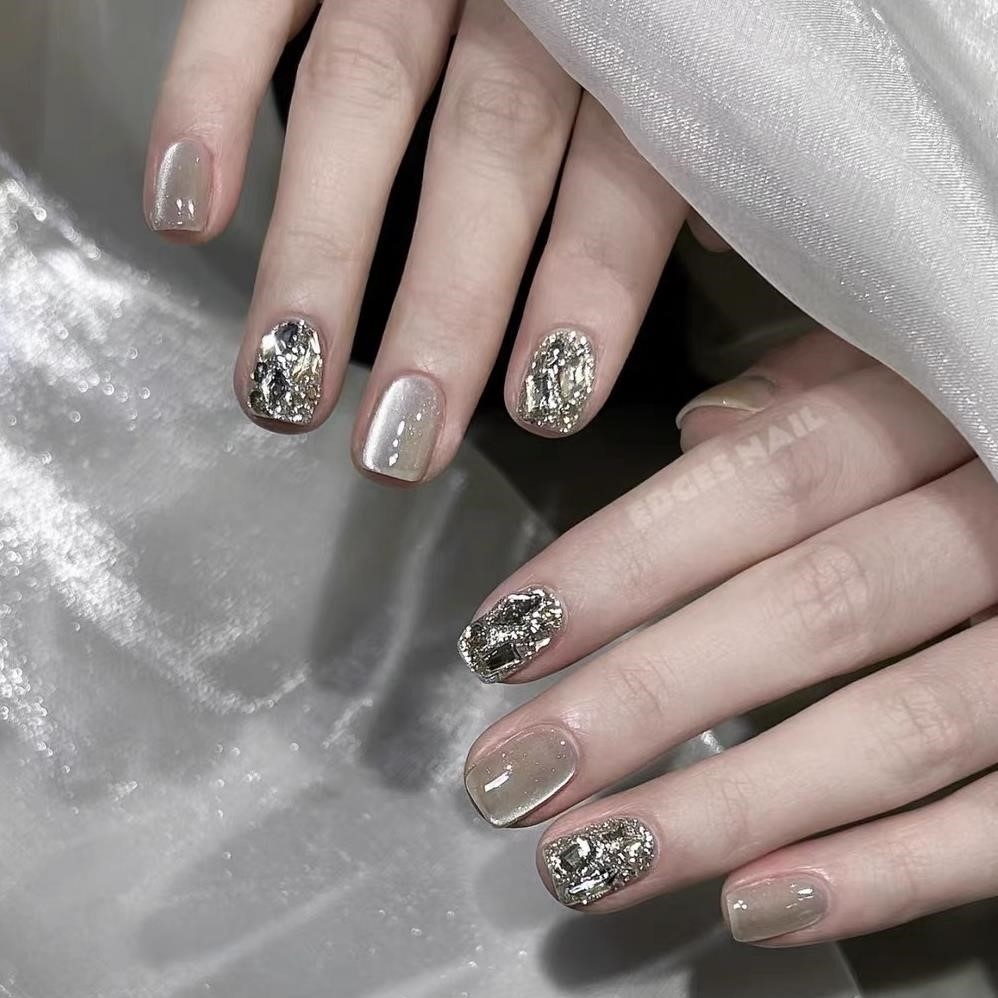 手工穿戴甲瓷白猫眼精致温柔美甲爆闪银钻短款指甲新款显白高级感