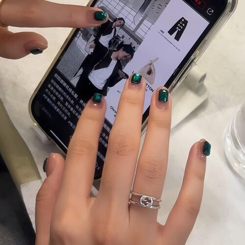 绿宝石手工穿戴甲富贵感气质显白