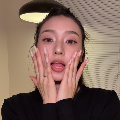 纯手工穿戴甲海莉同款温柔橡皮极光粉美甲轻奢可拆卸新娘指甲贴片
