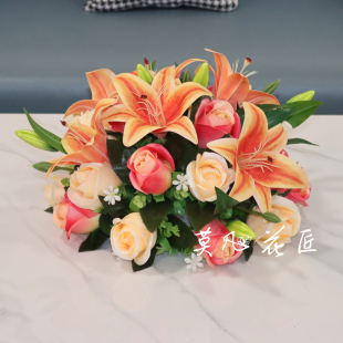 圆形酒店餐点中间摆花餐厅圆点桌花宴会装饰花艺会议室桌面摆件花