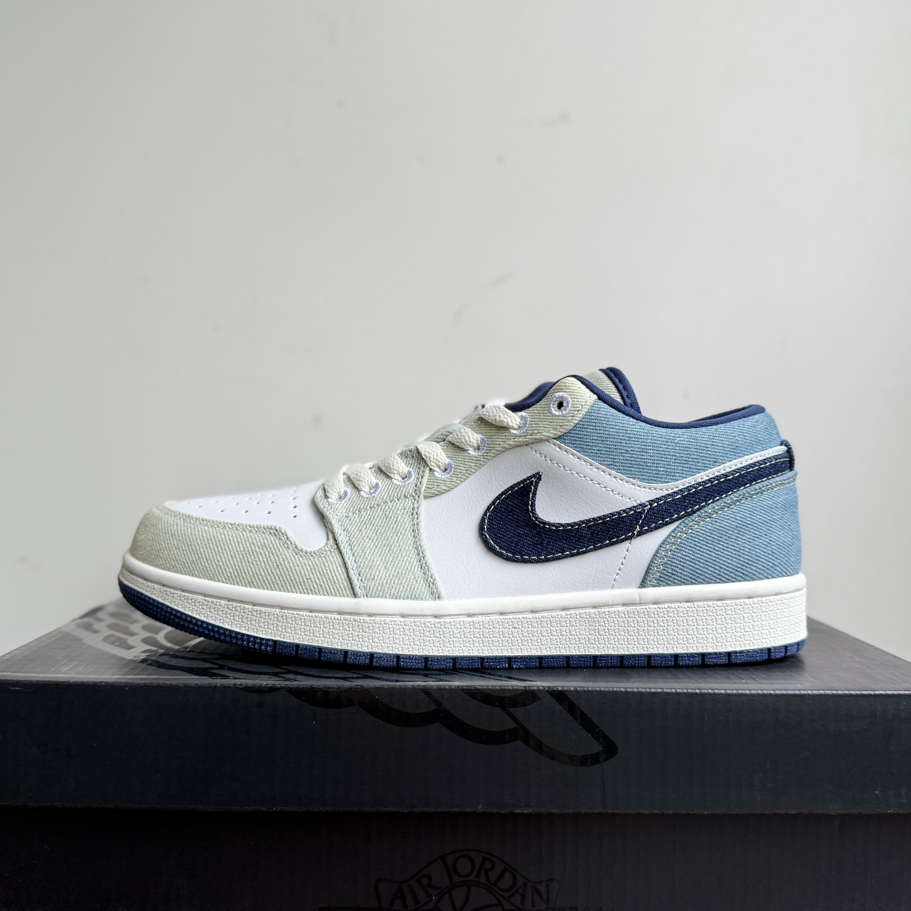 Nike耐克男鞋Jordan 1 AJ1低帮复古白蓝牛仔板鞋运动鞋IH0648-141