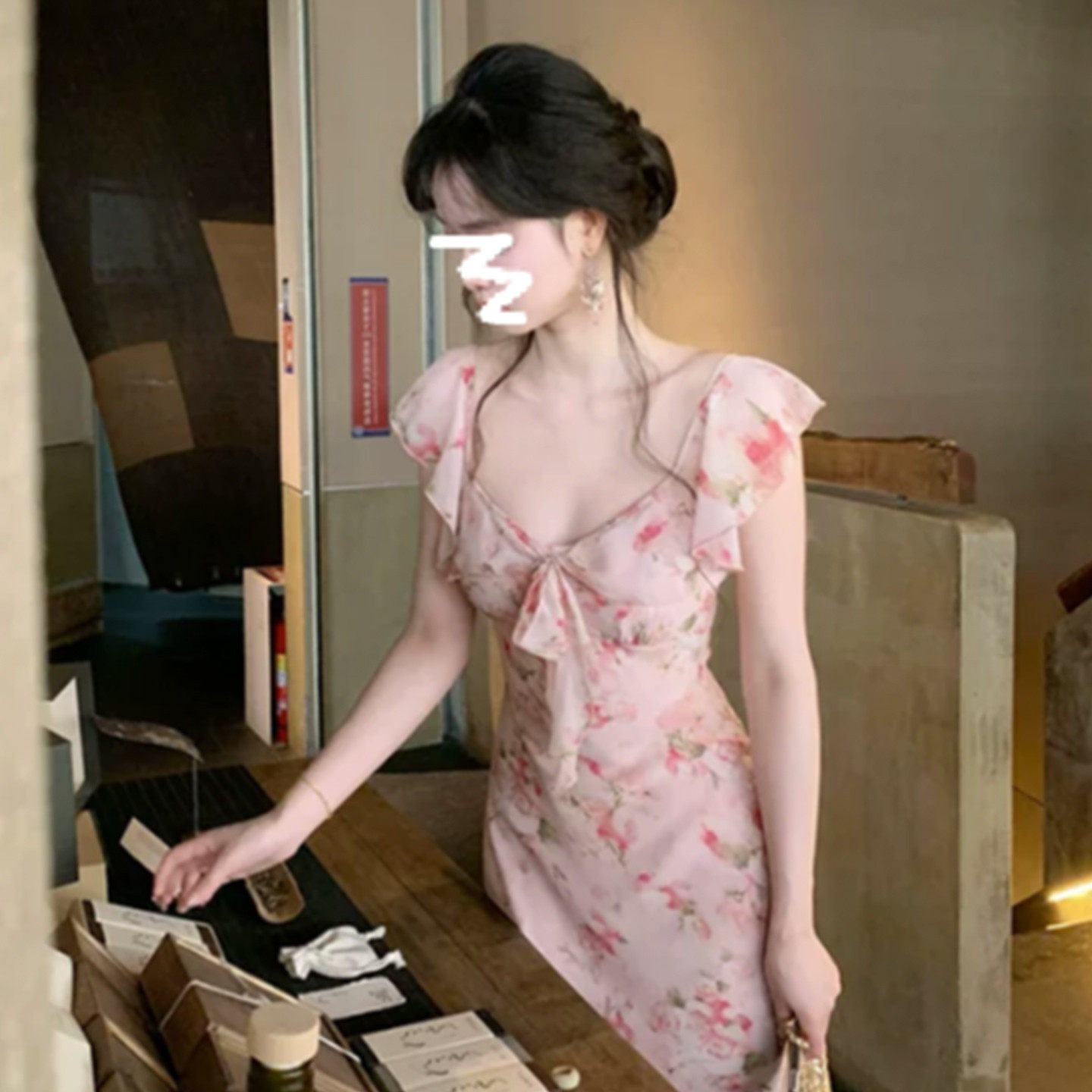 法式粉色碎花V领收腰连衣裙
