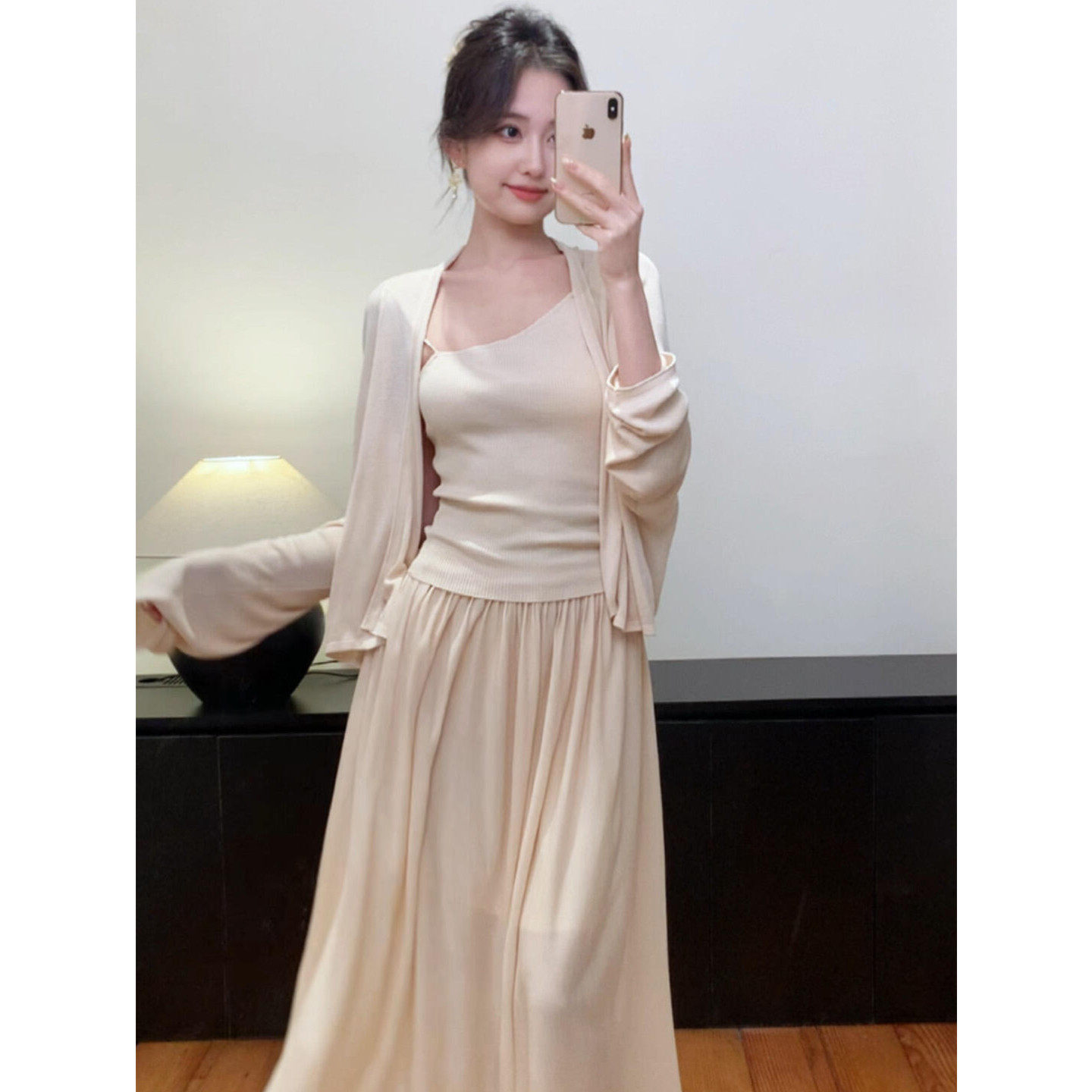 韩系巨好看早春穿搭一整套2026新款杏色吊带连衣裙女长裙三件套装