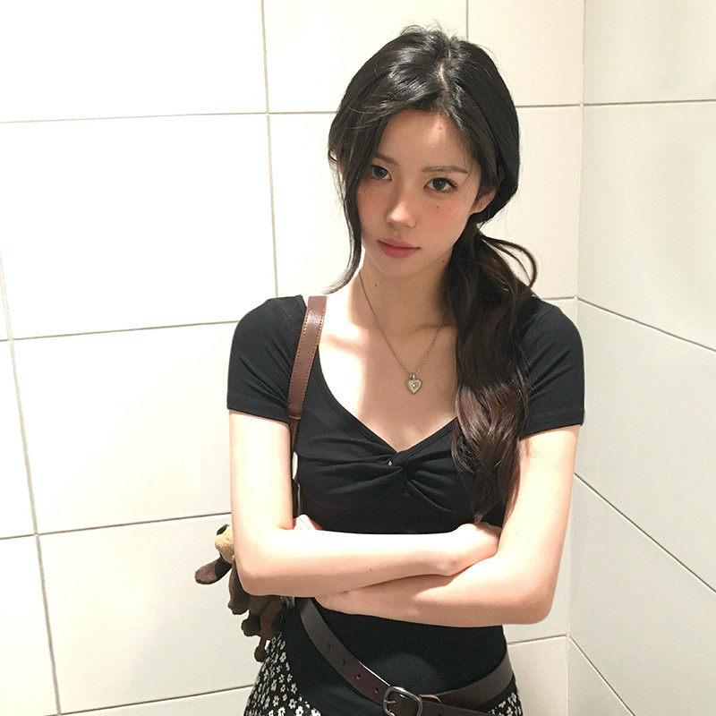 韩系黑色扭结V领T恤女正肩短袖夏2026新款纯欲辣妹修身短款小上衣