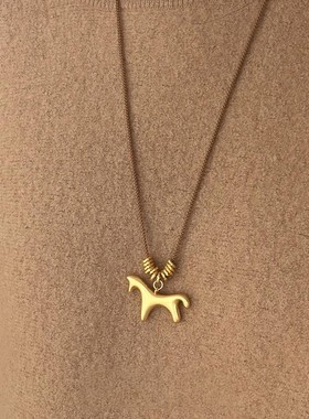 古法拉丝磨砂立体小马吊坠