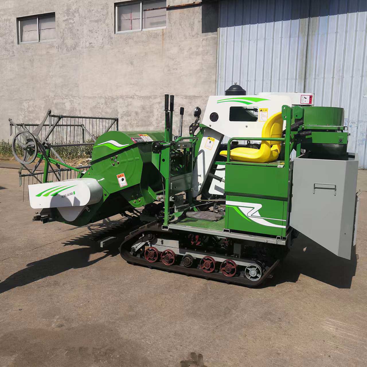 新型小型家用水稻小麦收割机 双层割刀柴油履带式小型联合收割机