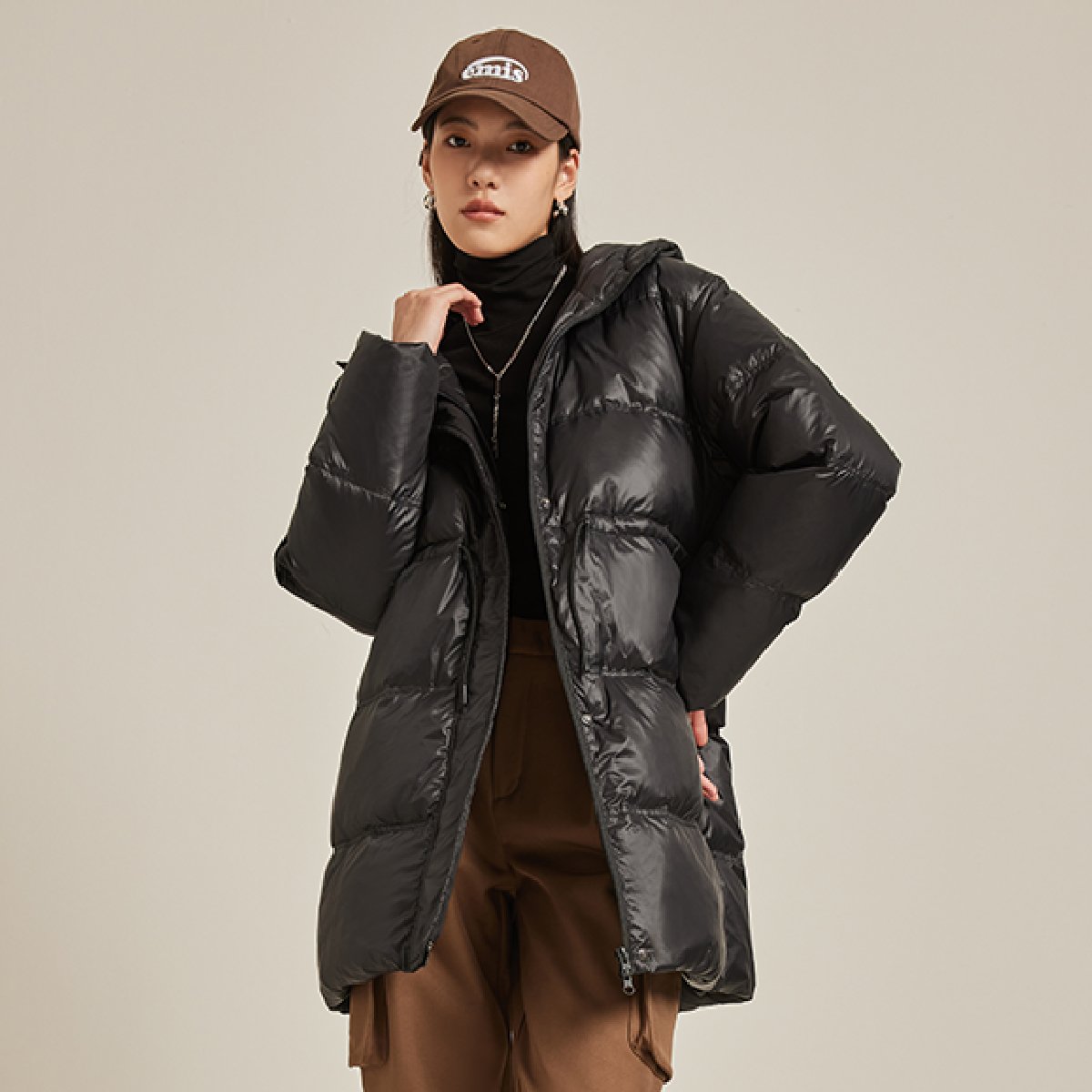 H 秋冬户外保暖女式运动连帽舒适立领羽绒服 UWA02131305B501