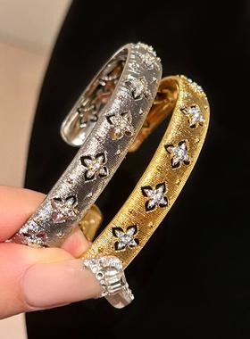 意式织金闪钻手链高级质感复古老钱绸缎光泽手镯2026轻奢时尚