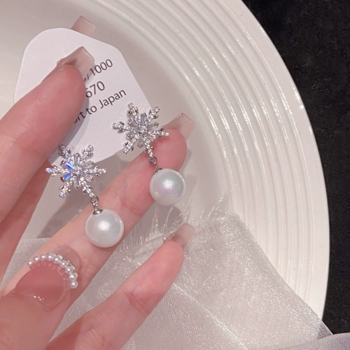 Дизайнерские демисезонные серьги из жемчуга, со снежинками, изысканный стиль