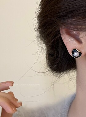 黑色小香耳钉女轻奢小众高级感秋冬精致气质2023新款爆款珍珠耳环