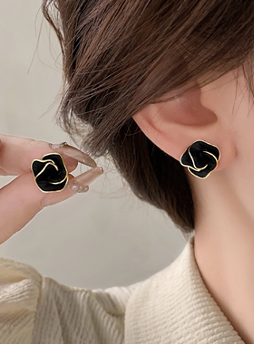 黑色小香山茶花耳钉女轻奢高级感秋冬今年流行的耳钉复古港风耳饰