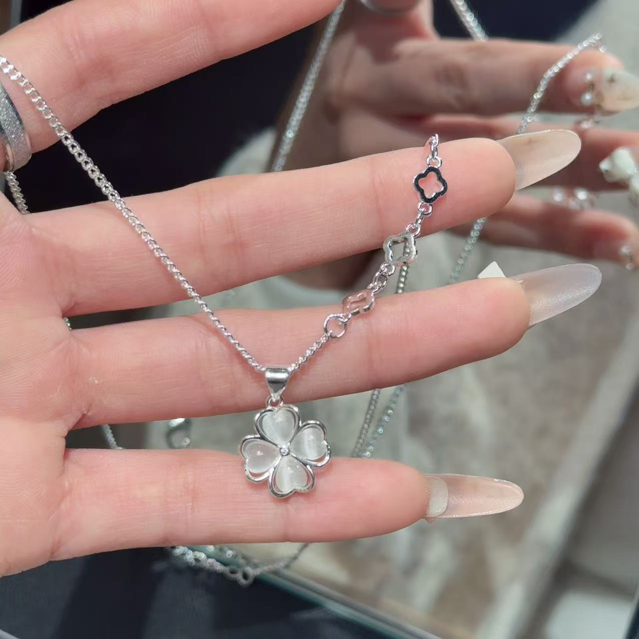 钛钢白色四叶草项链女款吊坠轻奢小众高级感锁骨链小众母亲节批发