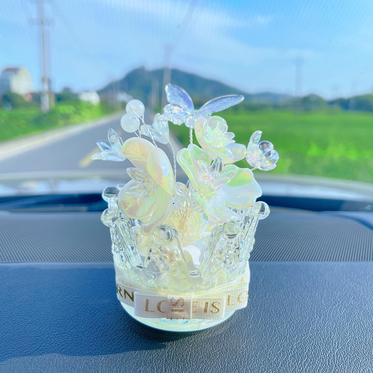 宝藏蝴蝶摆件香薰珍珠水钻汽车扩香石香水摆件车载中控台装饰车用