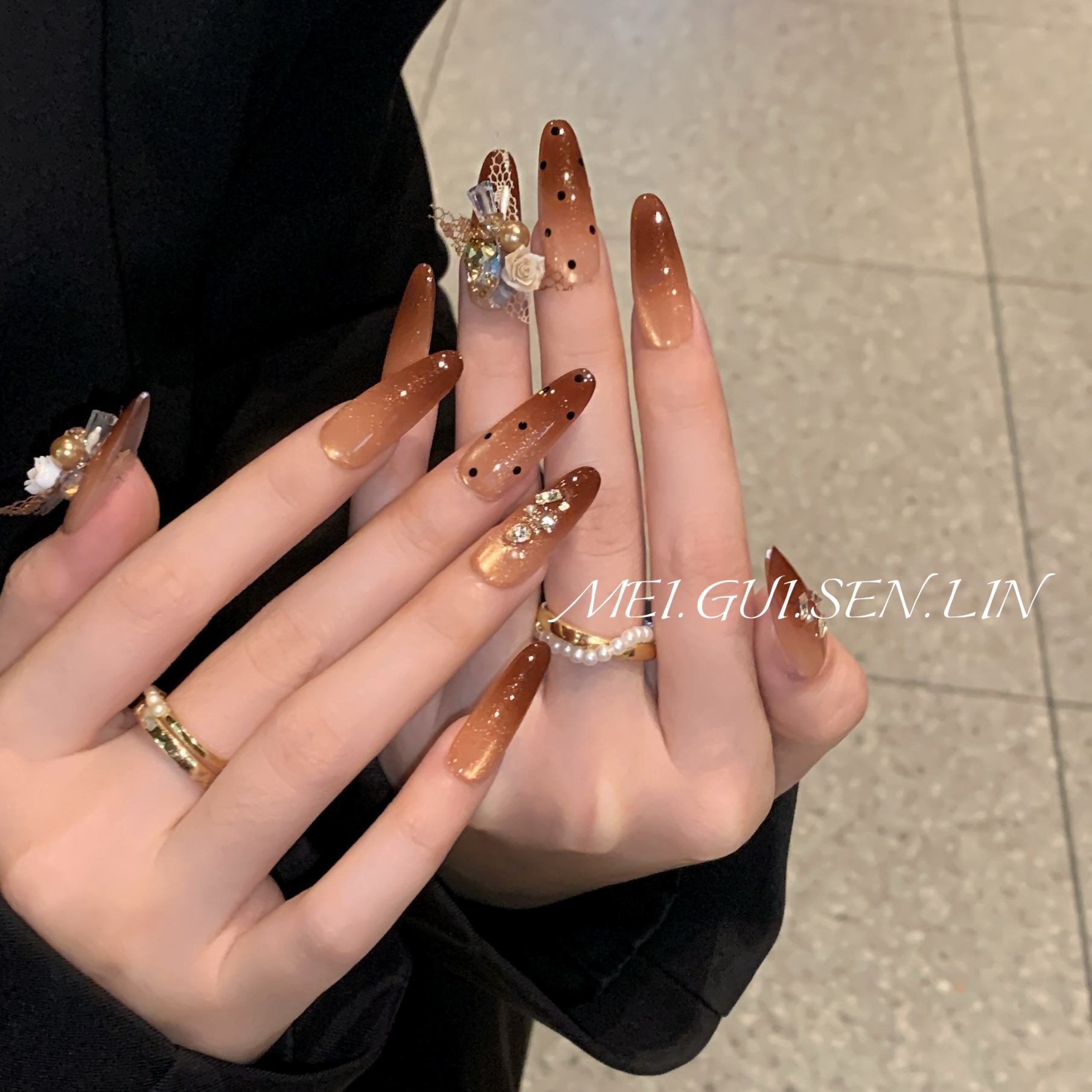 玫瑰森林露西小姐穿戴甲秋冬新款咖色渐变猫眼带钻手作波点美甲