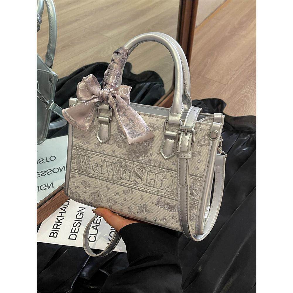 今年流行包包女2026新款高级感时尚斜挎帆布包外出通勤手节日礼品