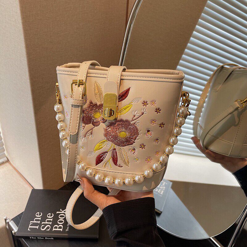 新中式国风刺绣女士包包2