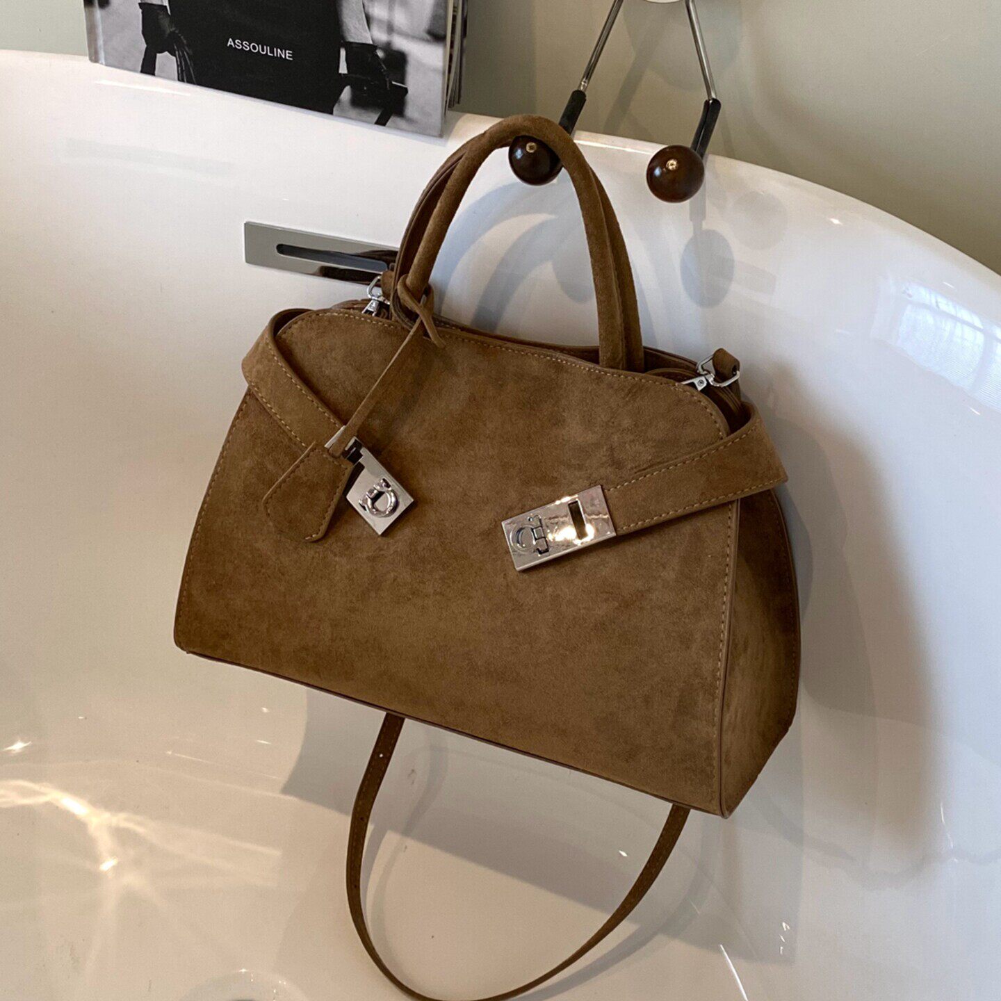 秋冬高级感女士包包2026新款复古百搭麂皮绒斜挎包上班通节日礼品